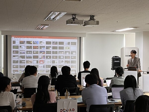 2023 광고&마케팅 전략 워크숍에서 강의하는 구글 코리아 김태원 전무