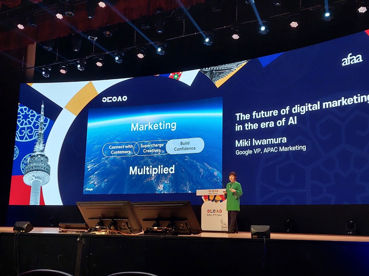 △ 이와무라 부사장이 '구글 AI가 변화시킬 디지털 마케팅의 미래 세 가지'를 소개하고 있다.