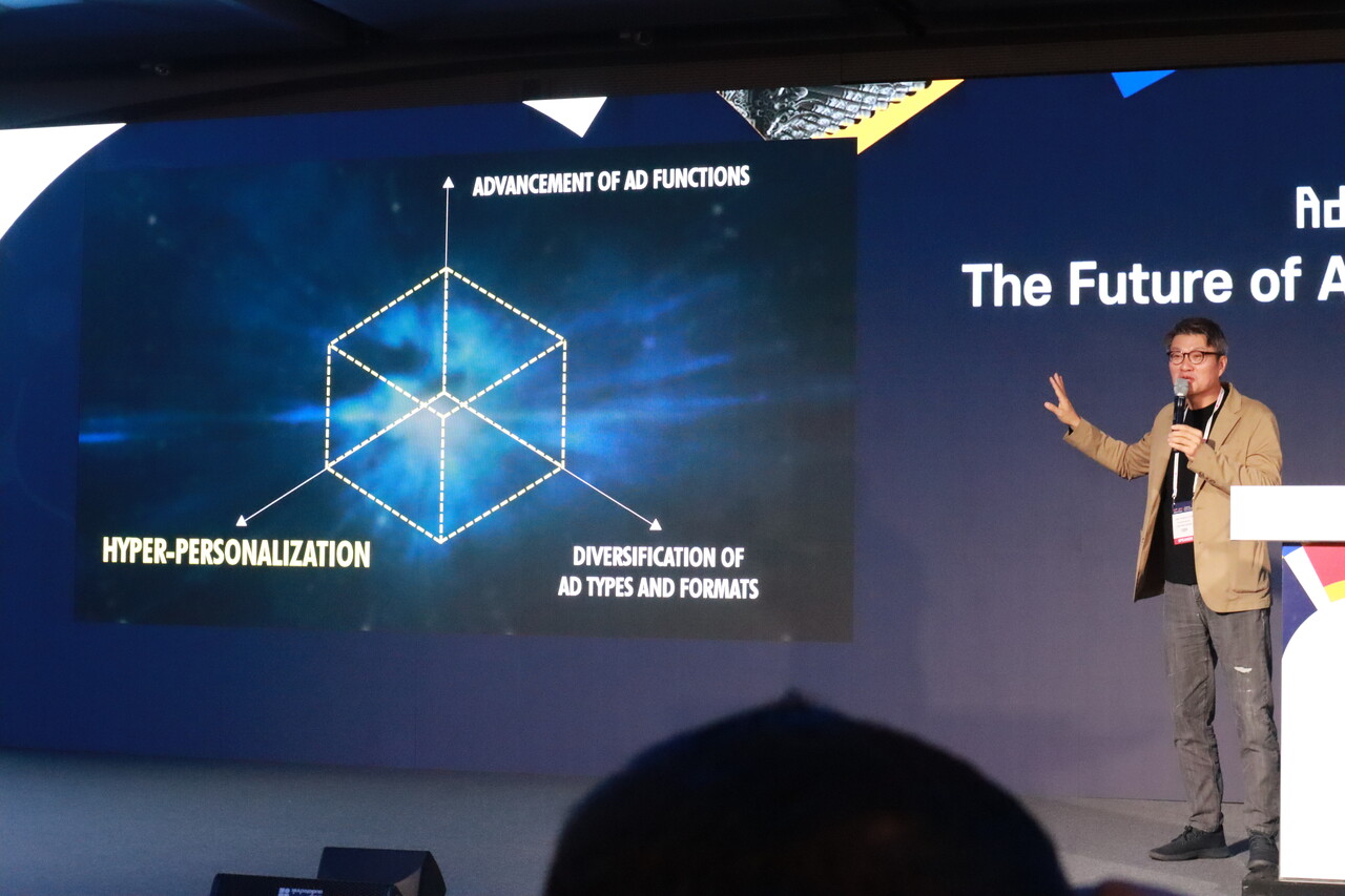 'AI 시대, 광고의 미래'를 주제로 한 콘퍼런스에서 제일기획 김종현 대표가 강연하고 있는 모습. △사진=반로보도닷컴