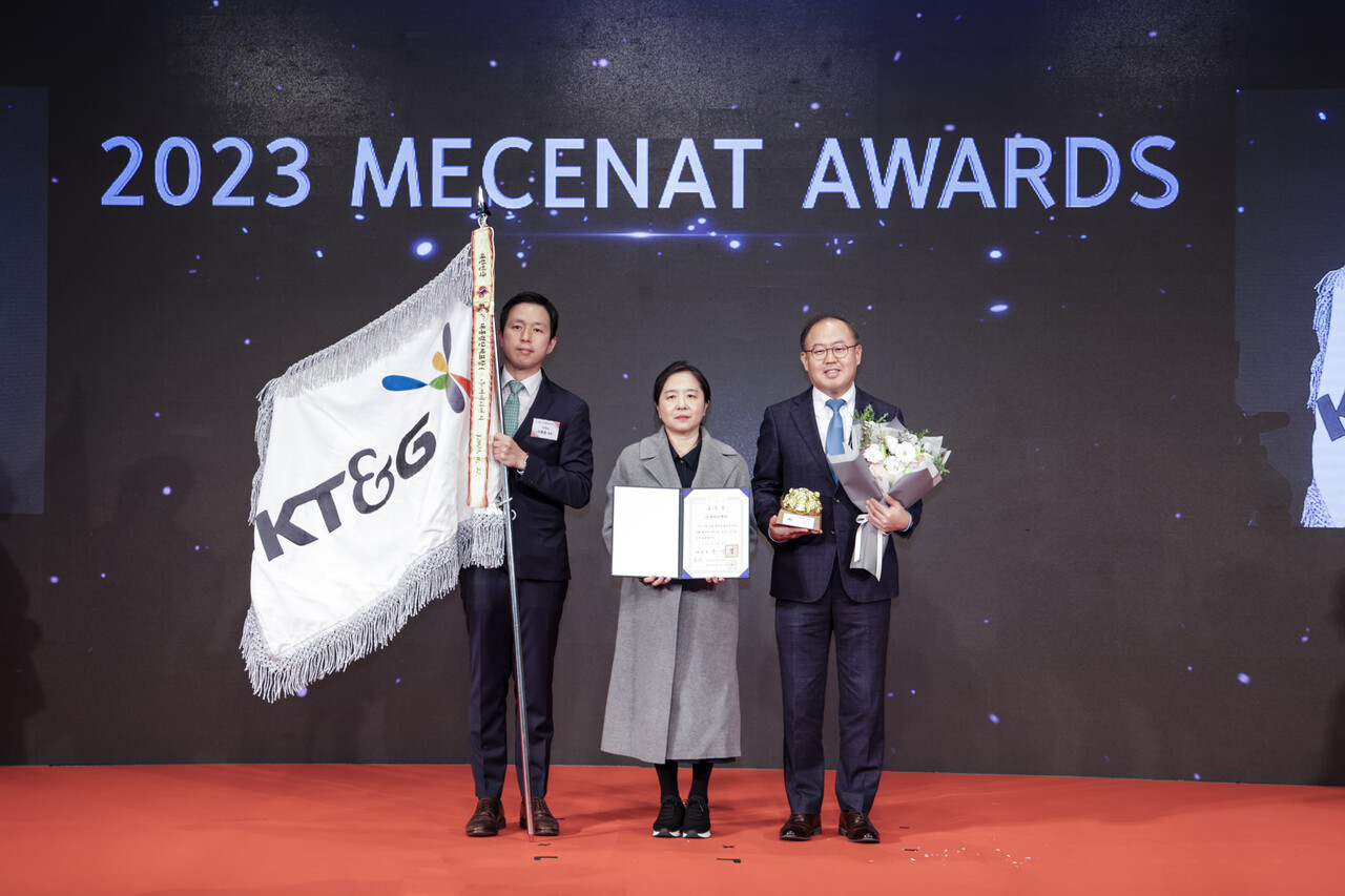 △ 대상 시싱식 장면 (왼쪽부터 : 이종훈 KT&G 부장, 이은복 문화체육관광부 예술정책관, 이상학 KT&G 부사장)