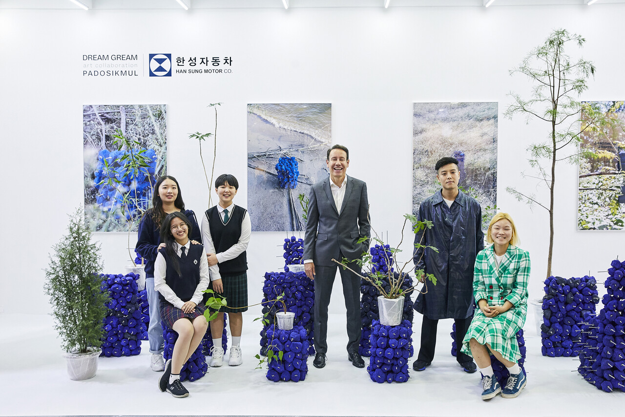 '2019 서울 디자인 페스티벌' 한성자동차 부스에서 드림그림 장학생들과 기념촬영을 하고 있는 울프 아우스프룽 대표
