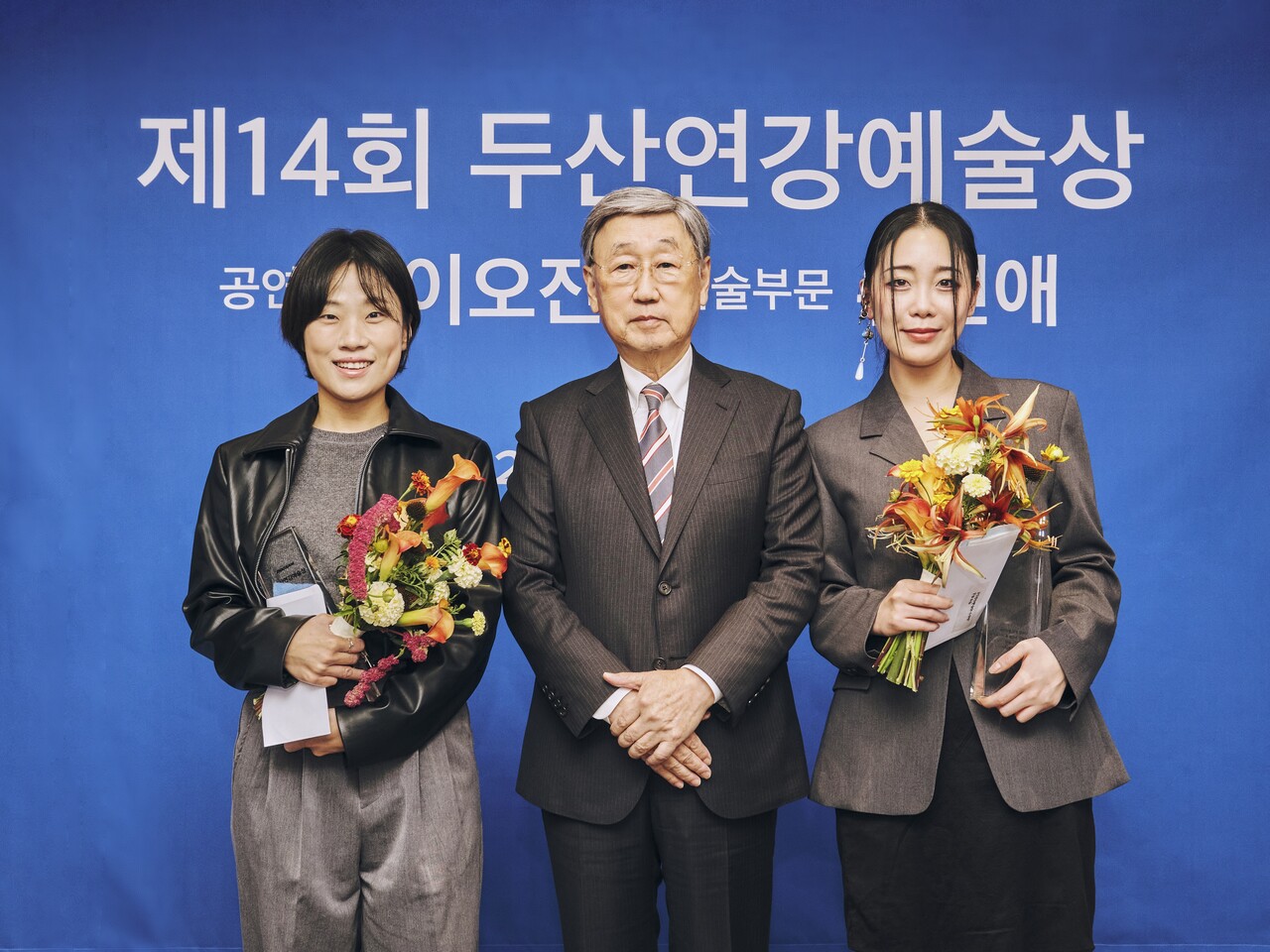 △ 제14회 두산연강예술상 수상자 이오진(왼쪽부터), 박용현 두산연강재단 이사장, 수상자 유신애