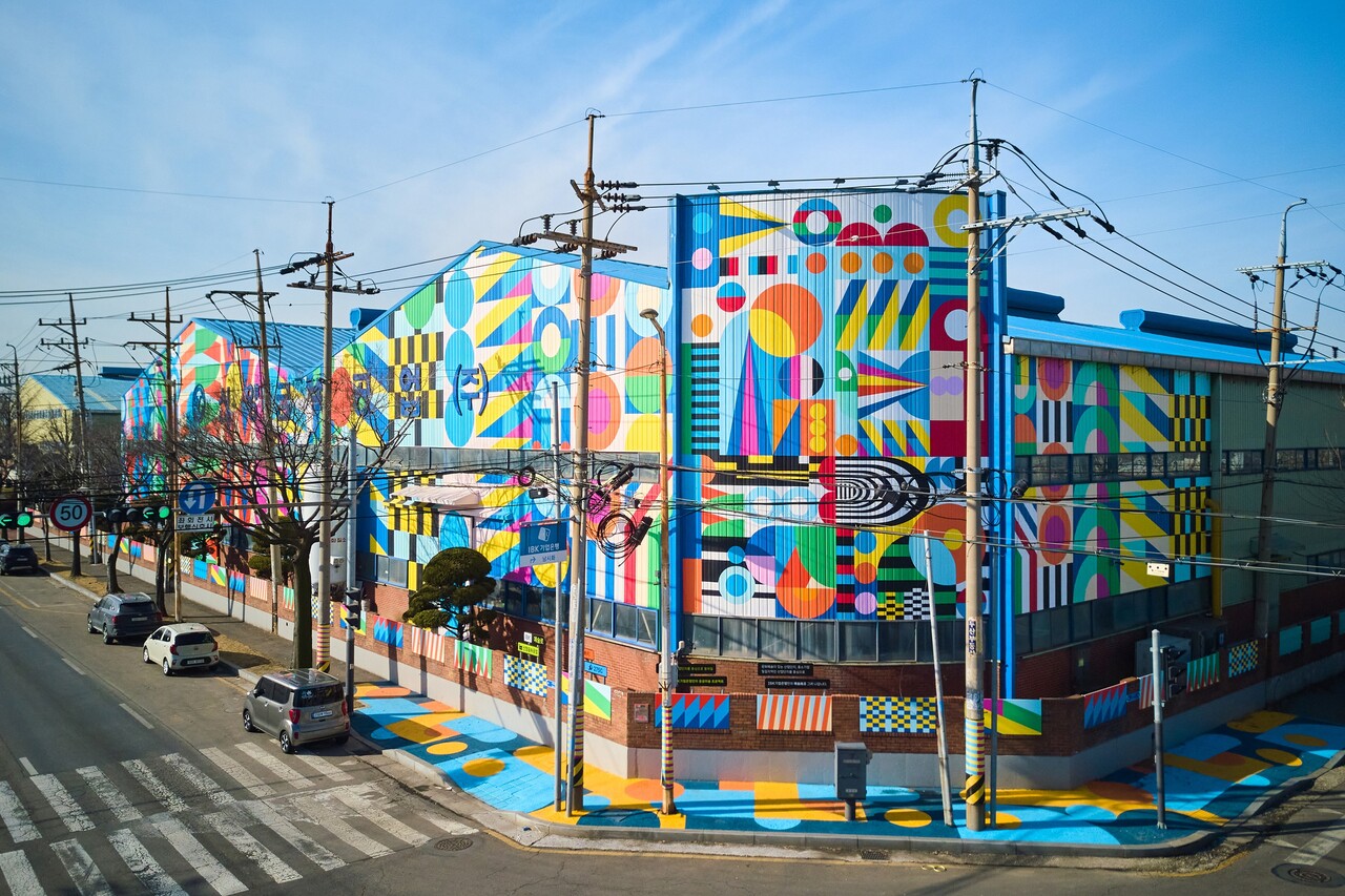 빠키 작가가 페인팅 한 ‘신양금속공업’ 제1공장 외부 전경