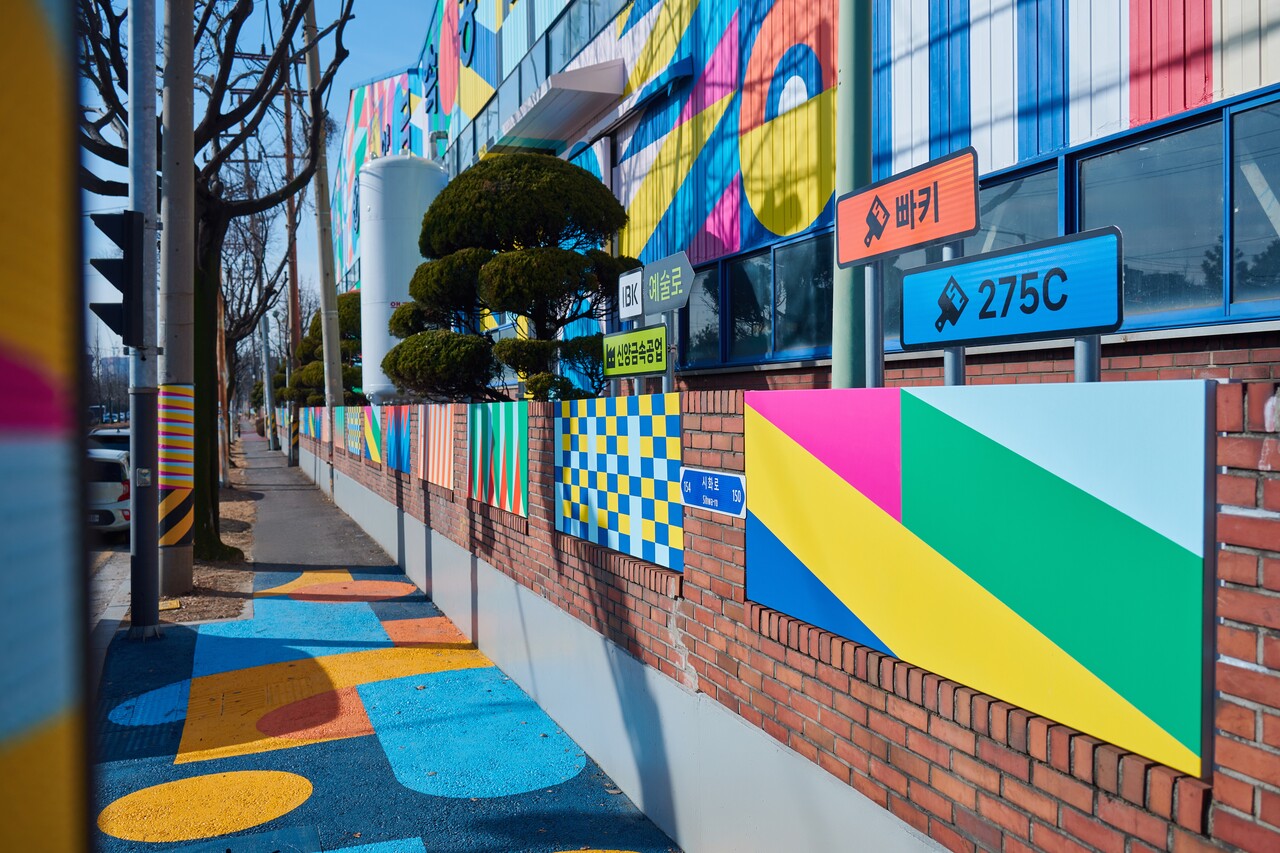 빠키 작가가 페인팅 한 ‘신양금속공업’ 외부 담벼락 아트월 및 도보