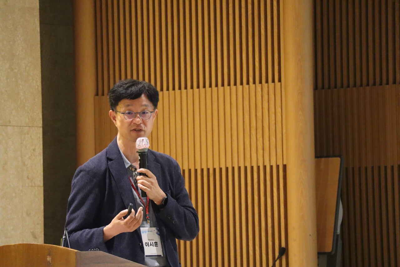 계명대학교 이시훈 교수가 '2024 유사언론행위 실태조사 및 개선방안'을 발표하고 있는 모습. △사진= 반론보도닷컴