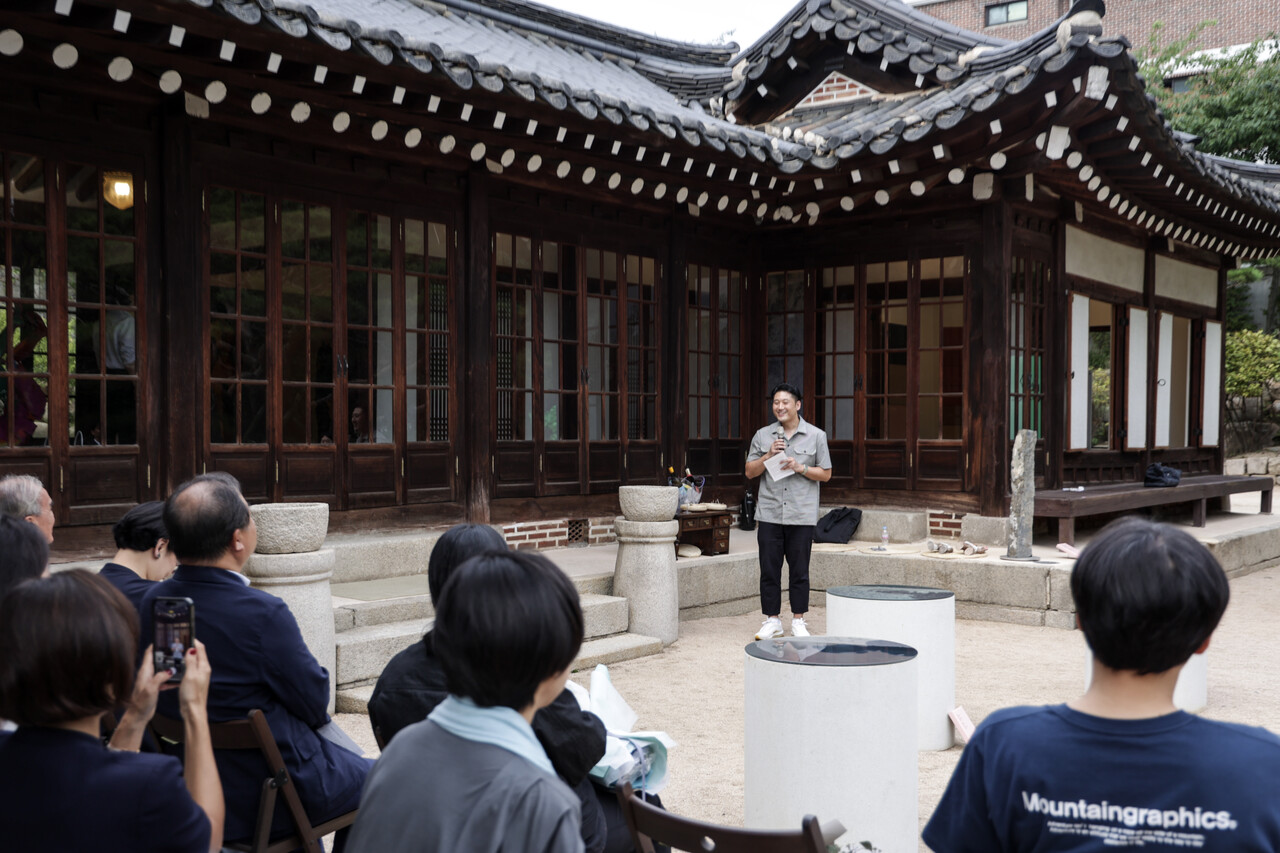 후원식에서 감사 인사를 전하고 있는 오제성 작가(CJ문화재단 후원 작가)