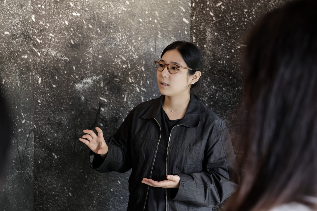 기업 관계자들에게 작품을 설명하고 있는 윤향로 작가(메트라이프생명 사회공헌재단 후원 작가)