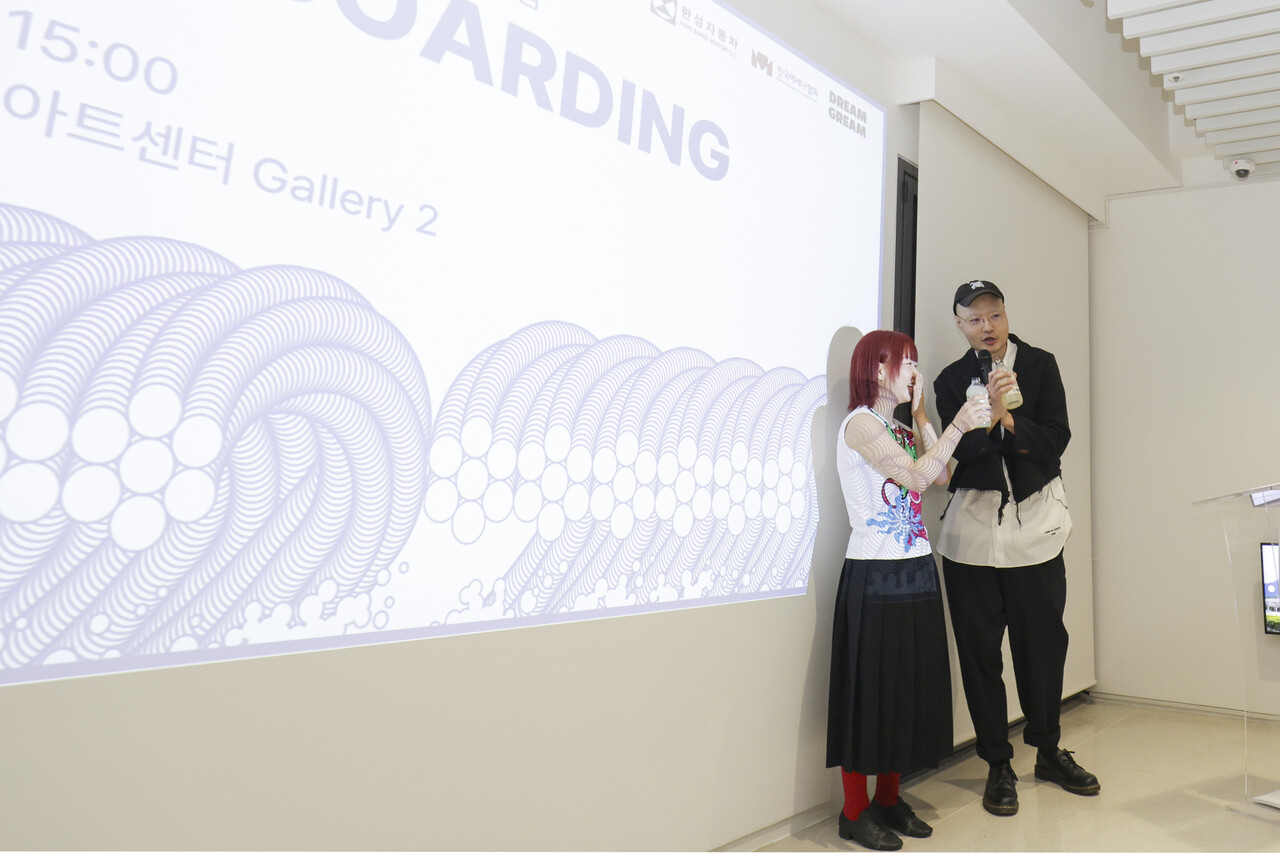 그룹전 [온 보딩]의 오프닝 행사에서 건배사를 하고 있는 초대작가 노상호, 신진작가 서연진