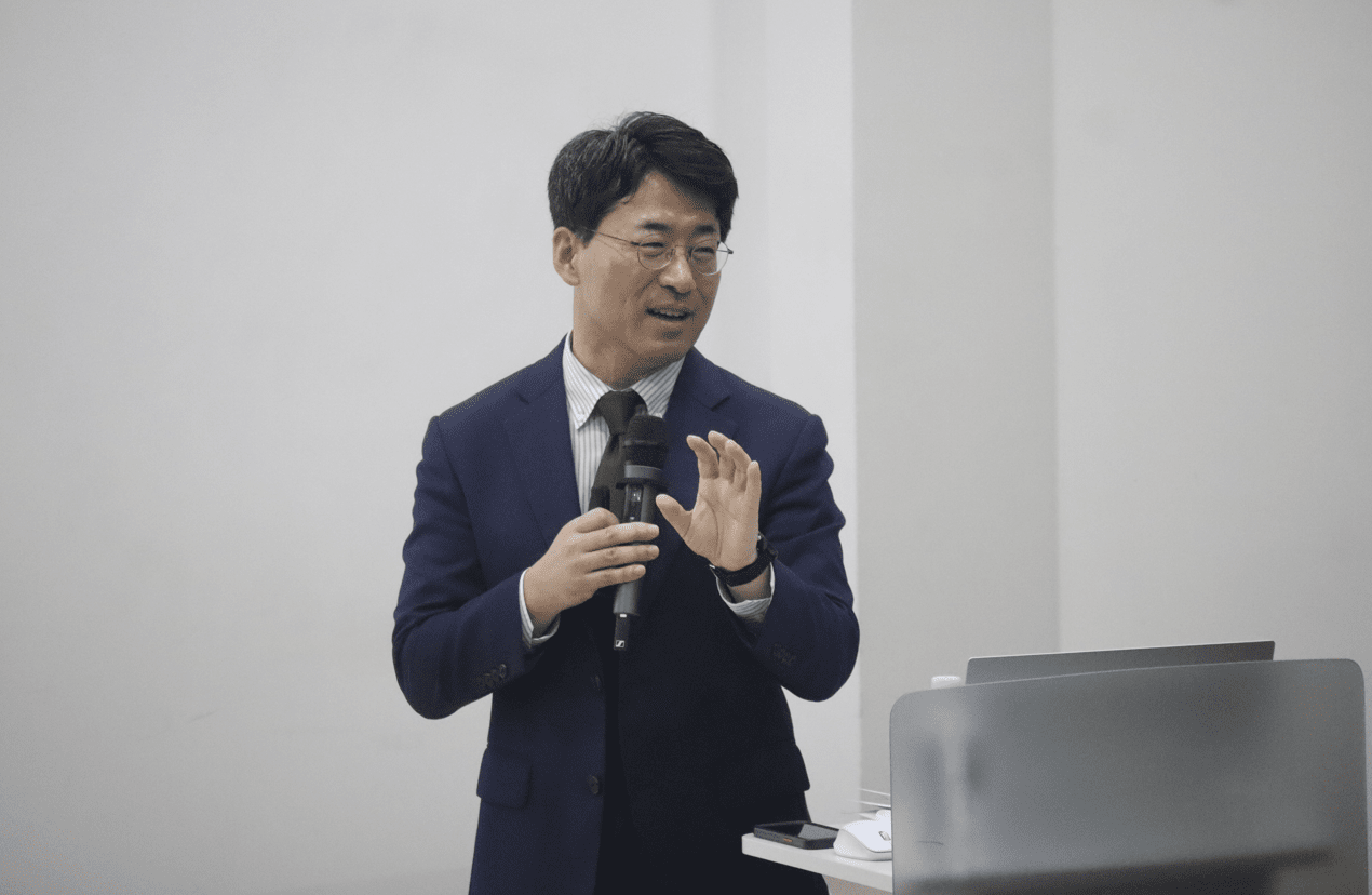 △ 양재규 언론중재위원회 조정본부장이 13일 한국광고주협회가 주최한 ‘2025 홍보전략워크숍’에서 ‘유사언론행위 법적 대응 방안’을 주제로 강연하고 있다.