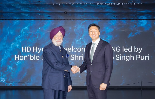 △ 정기선 HD현대 회장이 13일 HD현대 글로벌R&D센터에서 하딥 싱 푸리 인도 석유천연가스부 장관을 만나 상호 협력 확대 방안을 논의했다. (사진=HD현대)