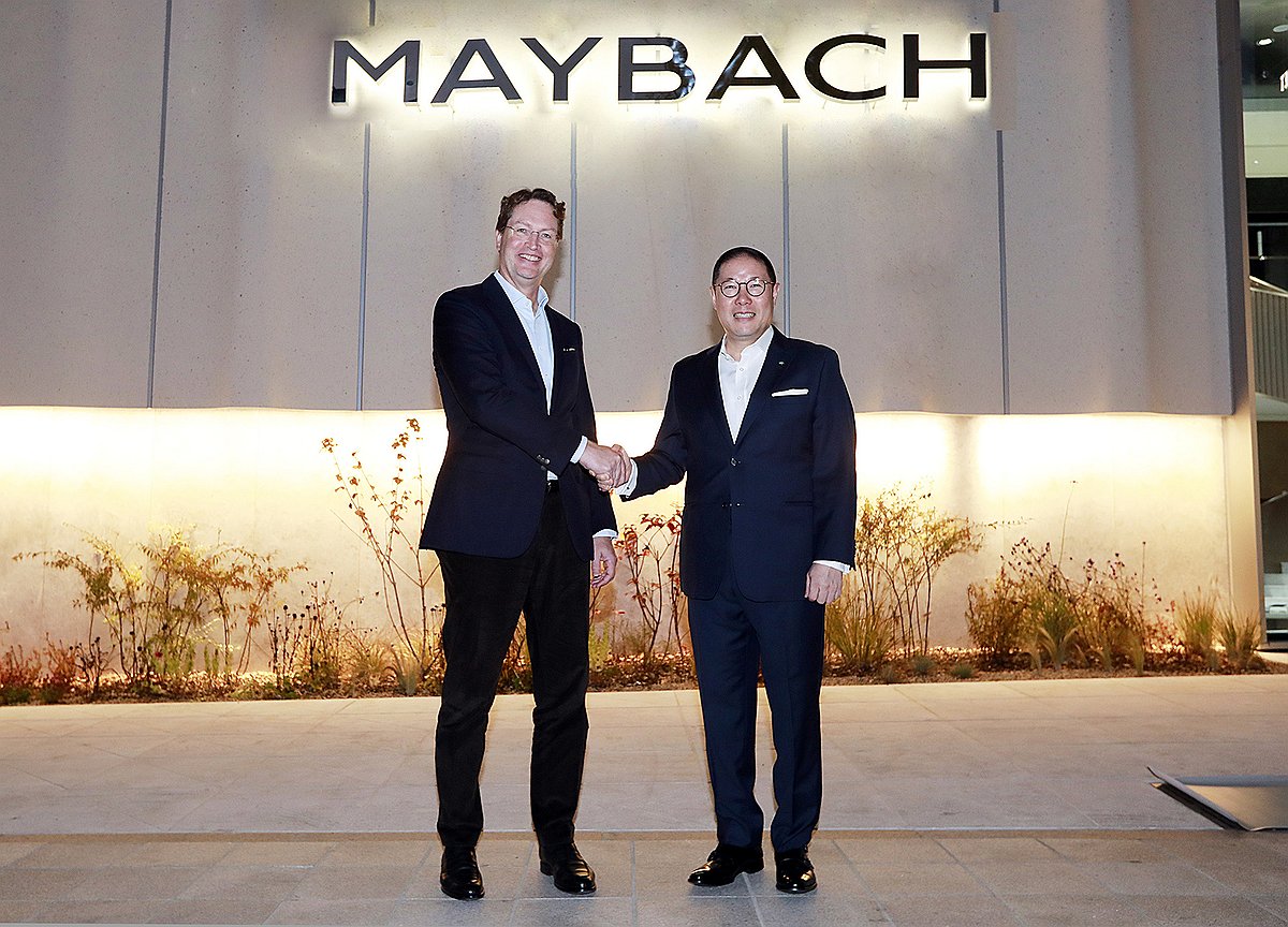 △ 올라 칼레니우스 메르세데스-벤츠 회장(왼쪽)과 조현상 HS효성 부회장이 13일 마이바흐 브랜드센터 서울에서 회동 후 기념촬영을 하고 있다. (사진=벤츠코리아)