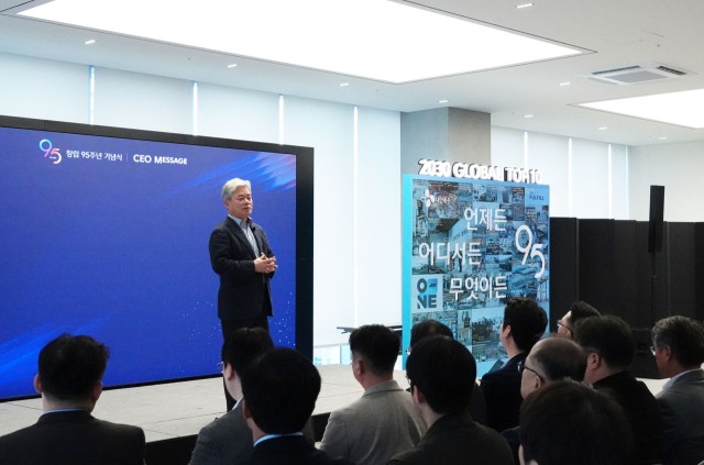 △ 신영수 CJ대한통운 대표가 13일 서울 종로구 본사에서 열린 95주년 창립기념행사에서 글로벌 사업 확대를 촉구하고 있다. (사진=CJ대한통운)