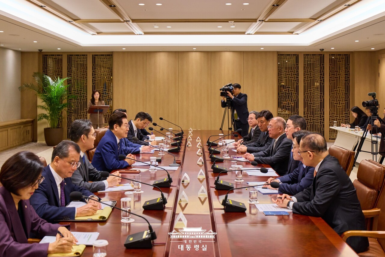이재명 대통령과 국내 주요 그룹 총수들이 '한·미 관세협상 후속 민관 합동회의'를 개최, 국내 투자 계획을 논의했다. △사진= 대통령실