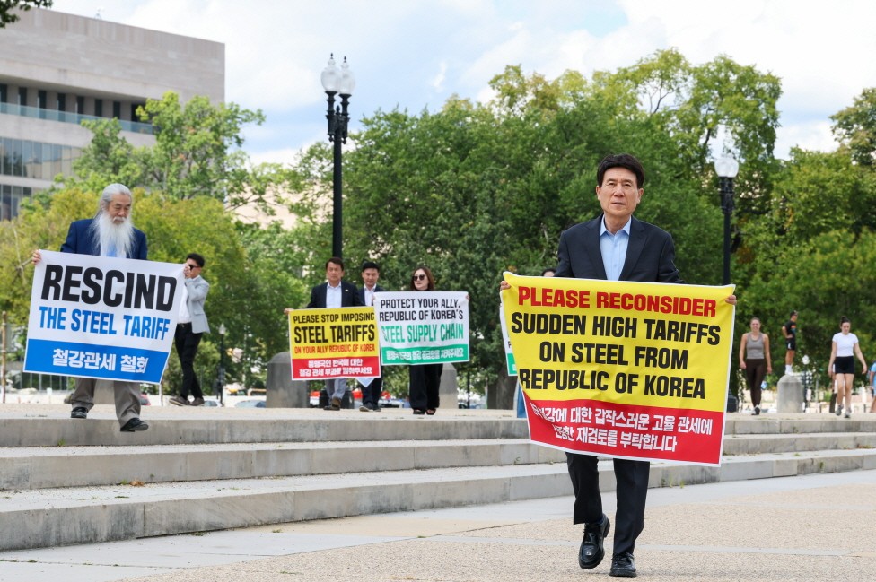 △ 이강덕 포항시장은 지난 9월, 미국 국회의사당 앞에서 한국 철강업계의 입장을 알리는 시위를 벌였다. (사진=포항시)