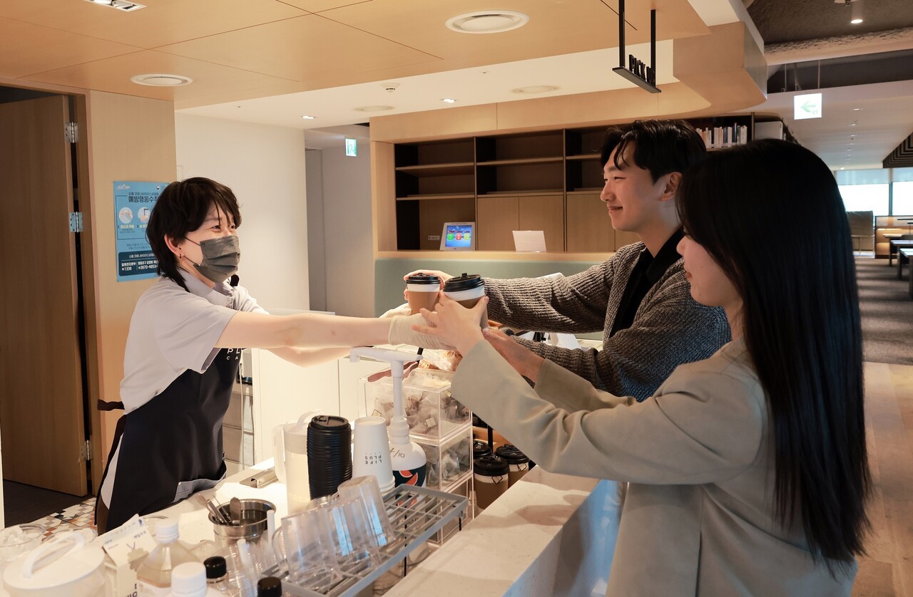 [기업 CSR ②] 장애인 지원, '자립 기반'으로 확장...금융·일자리 중심으... - 뉴스 썸네일 이미지